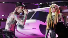 Avril Lavigne (kanan) tampil bersama Machine Gun Kelly pada hari kedua Festival Musik Lollapalooza di Grant Park, Chicago, Amerika Serikat, 29 Juli 2022. Penggemar musik dari seluruh dunia datang ke Lollapalooza 2022. (Photo by Rob Grabowski/Invision/AP)