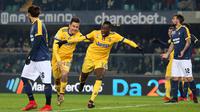 Gelandang Juventus, Blaise Matuidi, melakukan selebrasi usai mencetak gol ke gawang Hellas Verona pada laga Serie A, Italia, di Stadion Marc'Antonio Bentegodi, Sabtu,(30/12/2017). Juventus menang 3-1 atas Hellas Verona. (AP/Filippo Venezia)