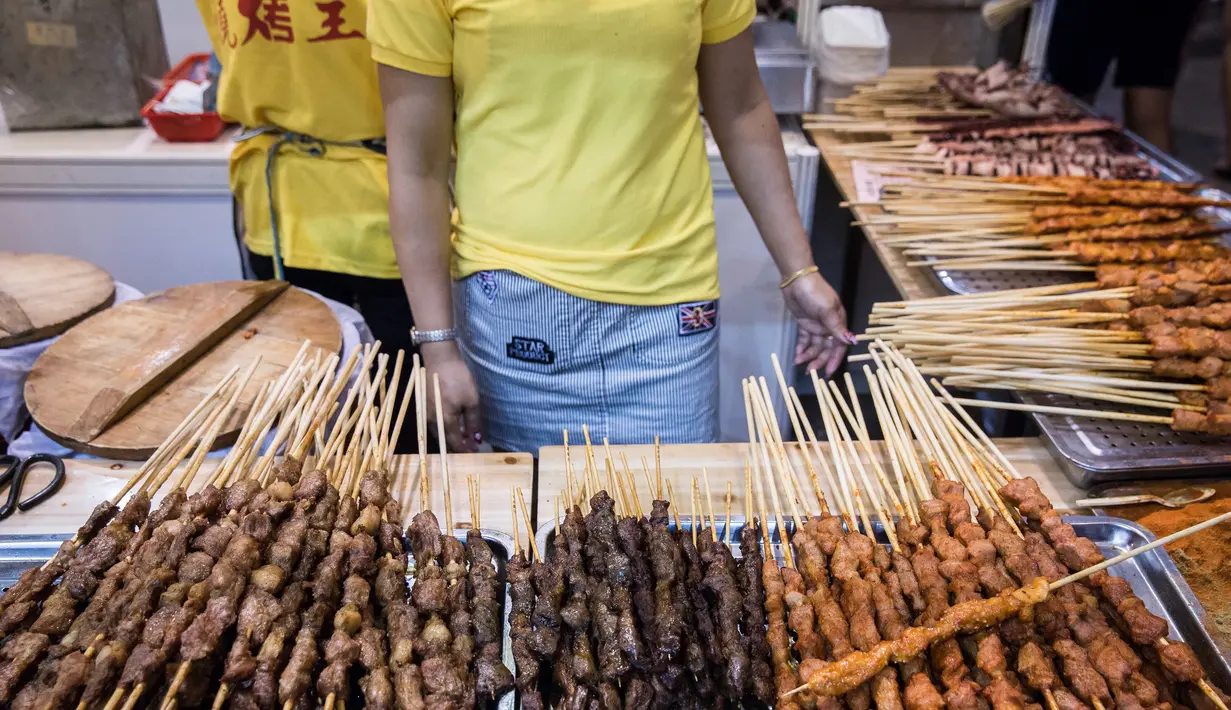 Sejumlah sate daging yang di jual selama Food Expo di Hong Kong (19/8). Pameran makanan tahunan ini diadakan di Hong Kong Exhibition and Convention Center dan berlangsung dari 17-21 Agustus. (AFP Photo/Isaac Lawrence)