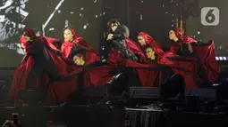 Konser tunggal Isyana Sarasvati mengangkat tema ‘Lost in Harmony: A Decade Live Concert’. (Liputan6.com/Herman Zakharia)