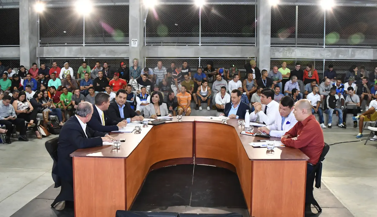 Para kandidat presiden untuk pilpres Kosta Rika 2018 mengikuti debat di penjara La Reforma, di Alajuela, Kosta Rika (2/11). Dalam debat ini tahanan menyimak pemaparan dan juga mengajukan pertanyaan untuk para kandidat. (AFP Photo/Ezequiel Becerra)
