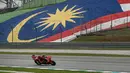 Rangkaian balap motor MotoGP Grand Prix Malaysia sudah dimulai dan akan berlangsung hingga Minggu (3/11/2024). Tampak dalam foto, pembalap Ducati Lenovo Team, Francesco Bagnaia saat latihan bebas pertama MotoGP Grand Prix Malaysia di Sirkuit Internasional Sepang, 1 November 2024. (Lillian SUWANRUMPHA/AFP)