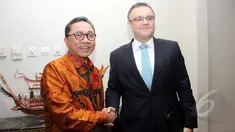 Ketua MPR Zulkifli Hasan menerima Duta Besar Slovakia untuk Indonesia YM Michal Slivovic di ruang Pimpinan MPR, Senayan, Jakarta , Rabu (1/4/2015). Pertemuan tersebut membahas kerja sama bilateral antara Indonesia dan Slovakia. (Liputan6.com/Helmi Afandi)