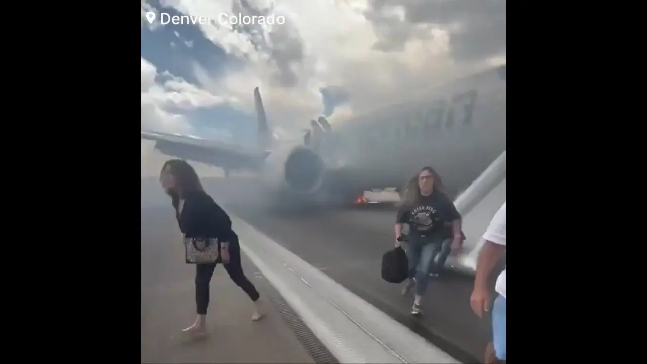 Pesawat American Airlines terbakar sesaat sebelum lepas landas di Bandara Internasional Denver, Amerika Serikat (AS) pada Sabtu 26 Juli 2025.