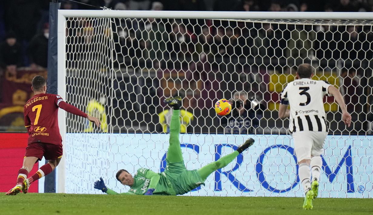 Pada menit ke-81 AS Roma mendapat hadiah penalti usai rekaman VAR memastikan terjadi handball yang dilakukan oleh Matthijs de Ligt yang akhirnya diusir wasit akibat menerima kartu kuning kedua. Eksekusi yang diambil Lorenzo Pellegrini berhasil diblok Wojciech Szczesny. (AP/Alessandra Tarantino)