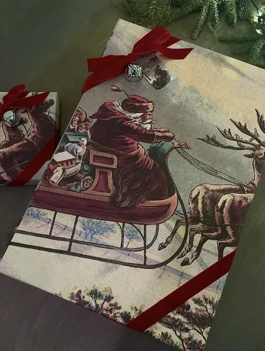 Sedangkan Kylie memilih bungkus kado bergambarkan kereta Santa dengan aksen pita yang menggemaskan.  [Foto: Instagram/ Kim Kardashian]