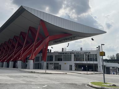 Timnas Indonesia akan melakoni salah satu dari dua laga tandang pada Piala AFF 2022, di antaranya menghadapi Brunei Darussalam pada matchday kedua Grup A di KLFA Stadium, Kuala Lumpur, Malaysia, Senin (26/12/2022). Stadion yang menjadi homebase Brunei Darussalam sebagai tim musafir di Piala AFF 2022 ini memang tergolong asing bagi skuad Shin Tae-yong. Dalam beberapa laga sebelumnya saat dijamu Malaysia, Skuad Garuda acap kali bermain di Stadion Bukit Jalil. Seperti apa sih kondisi KLFA Stadium? Yuk kita kenalan lebih dekat melalui foto-foto hasil liputan langsung Bola.com berikut ini. (Bola.com/Zulfirdaus Harahap)