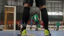 Pemain Timnas Futsal Indonesia, Andri Kurniawan (10) saat berebut bola dengan kiper Antam FC pada laga uji coba di Tifosi Sport Center, Jakarta Timur, (13/1/2017). Timnas Futsal menang 5-2. (Bola.com/Nicklas Hanoatubun)