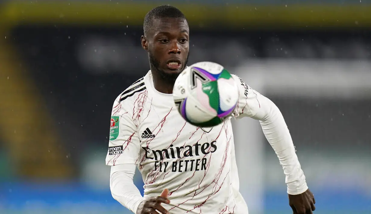 Pemain Arsenal, Nicolas Pepe, mengejar bola saat melawan Leicester City pada laga Piala Liga Inggris di Stadion King Power, Kamis (24/9/2020). Arsenal menang dengan skor 2-0. (Tim Keeton/Pool via AP)