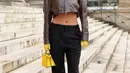Adele Exarchopoulos pamer perut rata dengan cropped zipped leahter top dengan celana hitam. Hand gloves dan handbag kuning jadi aksen kontras di penampilannya [Fendi]