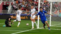 Pemain Thailand Supachai Chaided (kanan) melakukan selebrasi setelah mencetak gol ke gawang Kirgizstan pada pertandingan sepak bola Grup F Piala Asia di Stadion Abdullah Bin Khalifa, Doha, Qatar, Selasa (16/1/2024). Thailand mengalahkan Kirgizstan dengan skor 2-0. (AP Photo/Thanassis Stavrakis)