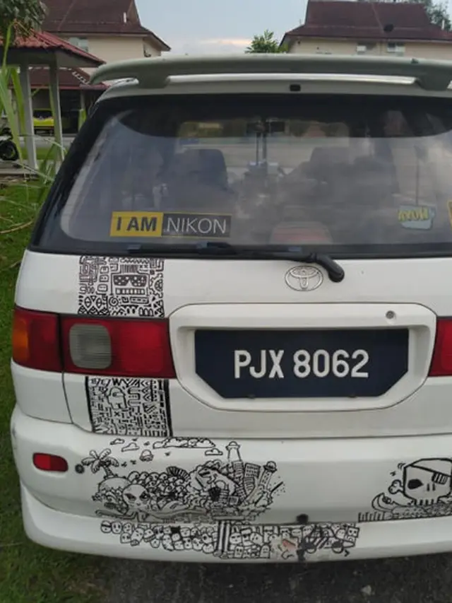Orang Tua Suportif, Pria Ini Dukung Hobi Anaknya Mencoret Mobil
