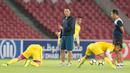 Pelatih Song Lam Nghe An FC, Nguyen Duc Thang (tengah) memimpin sesi latihan di Stadion Utama GBK, Senayan, Jakarta, (13/3/2018). Song Lam Nghe An FC akan melawan Persija di Grup H. (Bola.com/Nick Hanoatubun)