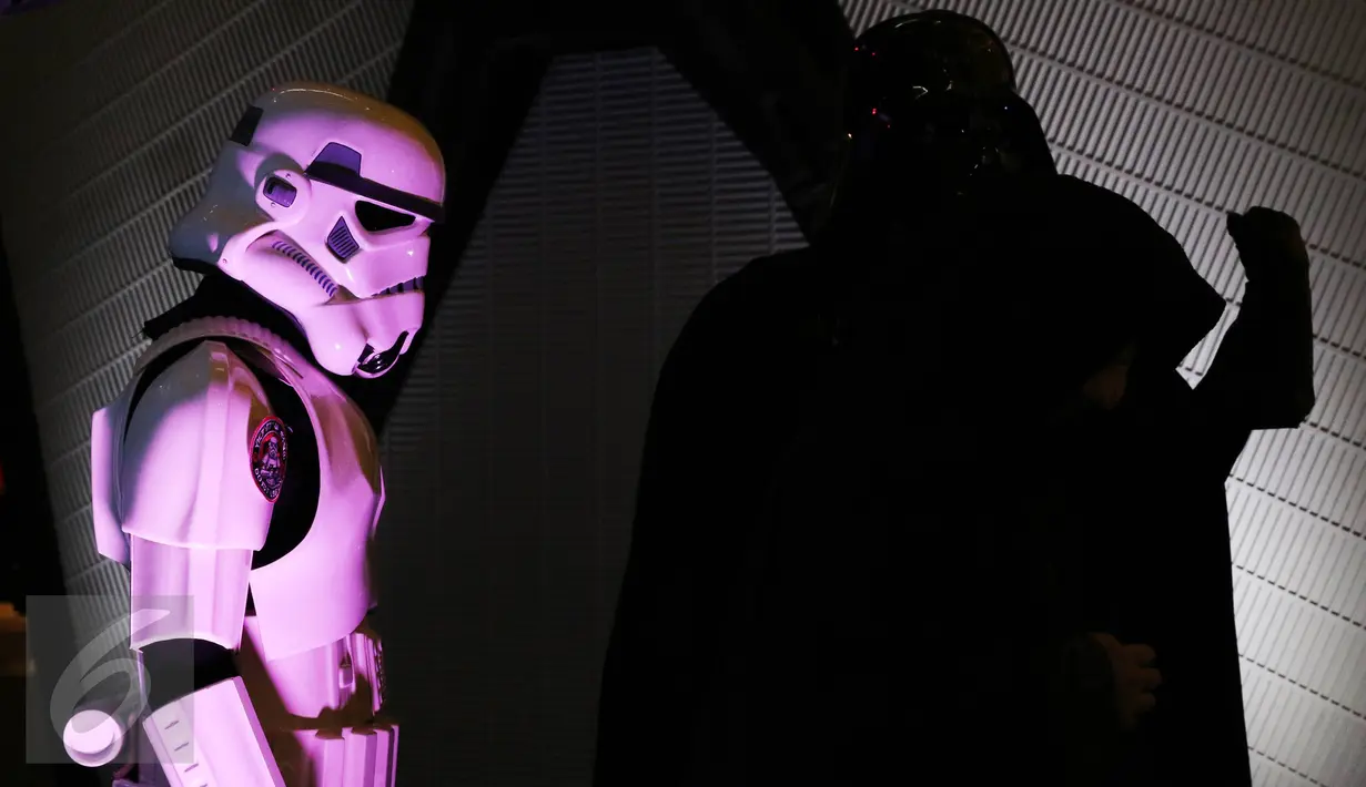 Orang berkostum karakter Star Wars saat menghibur pengunjung yang hadir di wahana dunia petualangan intergalaksi 'Star Wars: The Force Awekens', Senayan City, Jakarta, (7/12).Wahana berlangsung hingga 10 Januari 2016. (Liputan6.com/Immanuel Antonius)