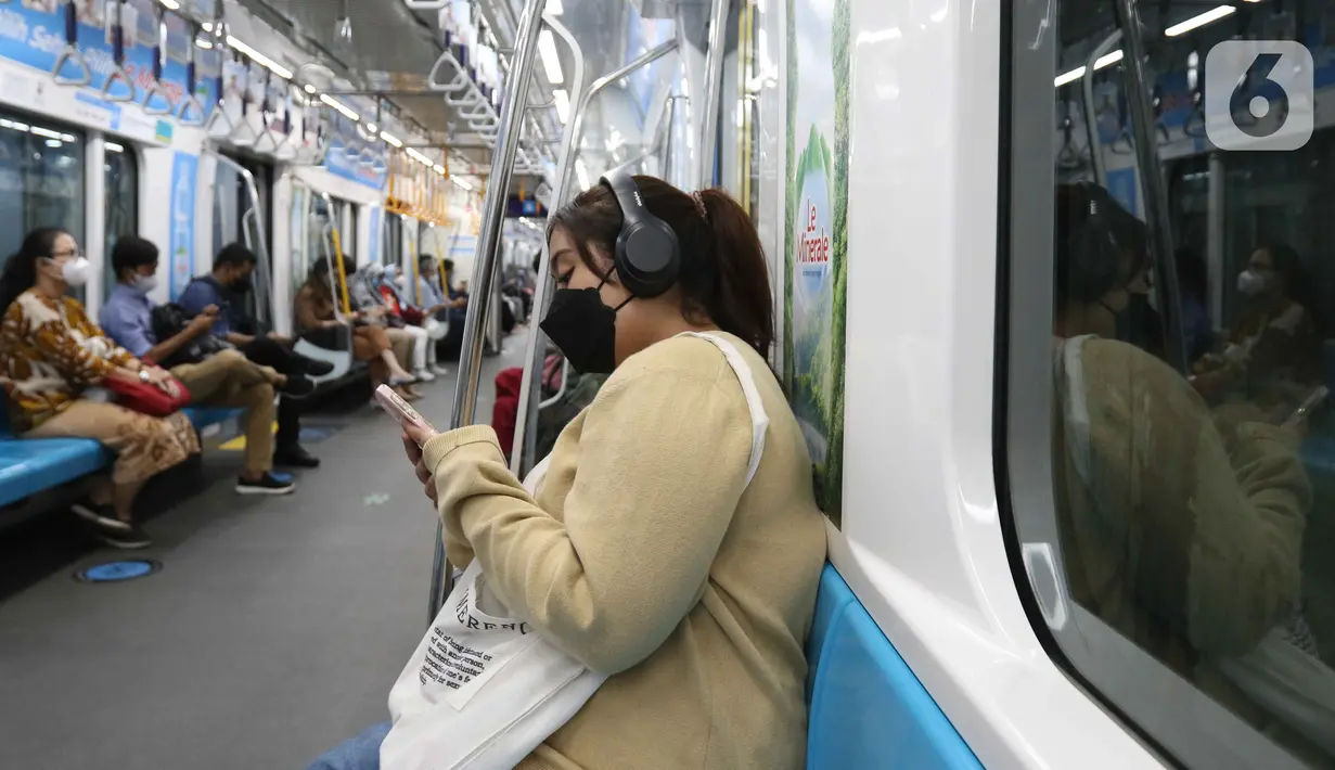 Penumpang berada di dalam moda transportasi MRT di Jakarta, Selasa (15/11/2022). Penyesuaian jadwal operasi ini merupakan tindak lanjut dari Kepala Dinas Perhubungan Pemprov DKI nomor 486 tahun 2022 tentang Petunjuk Teknis Pengaturan Kapasitas Angkut Dan Waktu Operasional Sarana Transportasi Pada Masa Pemberlakuan Pembatasan Kegiatan Masyarakat Level 1. (Liputan6.com/Herman Zakharia)
