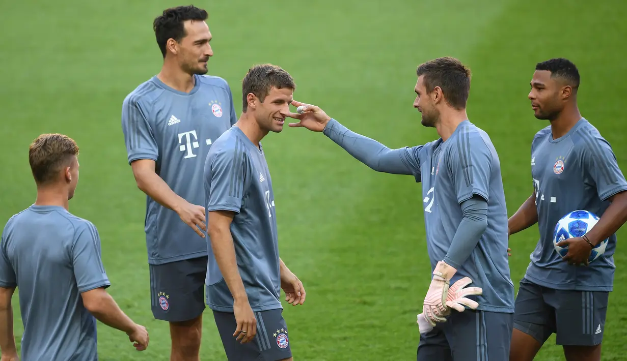 Pemain Bayern Munchen, Thomas Muller (tengah) bersama rekan-rekannya saat mengikuti sesi pelatihan di stadion Luz di Lisbon (18/9). Munchen akan bertanding melawan wakil Portugal, Benfica. (AFP Photo/Francisco Leong)