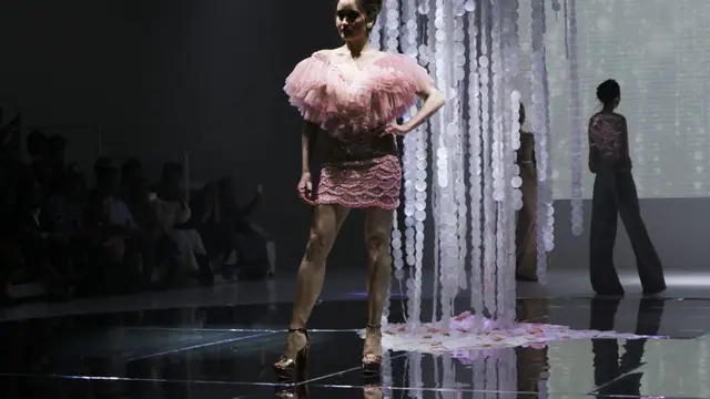 Dilantik Jadi Anggota IPMI, Ivan Gunawan Hadirkan Busana Mewah dan Megah