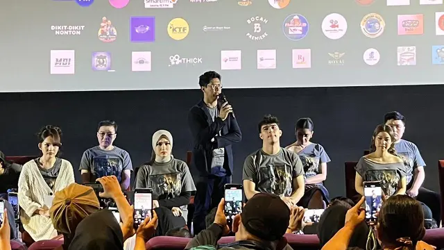 Adhe Dharmastriya (Berdiri) dalam konferensi pers dan screening film "Lingsir Wengi Motel Malioboro" di kawasan Jakarta pada (14/10/2026)/ (Liputan6.com/Afradhiya N. R)