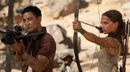 Alicia Vikander beradu akting dengan aktor Daniel Wu di film Tomb Raider. Tomb Raider merupakan film aksi petualangan 2018 disutradarai Roar Uthaug ditulis oleh Geneva Robertson-Dworet dan Alastair Siddons. (Ilze Kitshoff /Warner Bros. Pictures via AP)