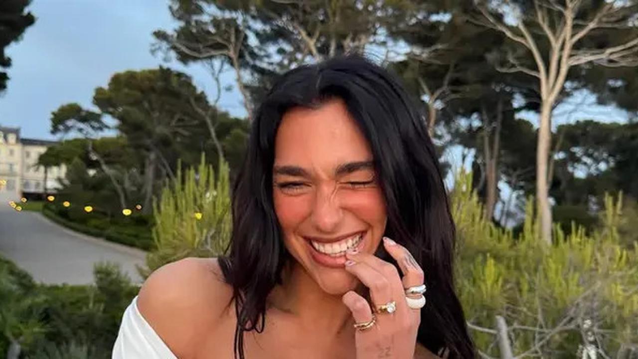 Romantisnya Dua Lipa Dilamar Sang Kekasih Callum Turner Pakai Cincin Unik di Bawah Menara Eiffel, Bakal Jadi Tren Baru di 2025?