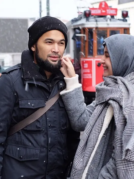 Rumah tangga pasangan Shireen Sungkar dan Teuku Wisnu merupakan salah satu selebriti yang harmonis dalam membina rumah tangga. Kini, keduanya sudah mulai mengurangi kegiatannya di dunia hiburan. (Instagram/shireensungkar)