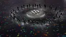 Boyband EXO menyuguhkan penampilan spektakuler di upacara penutupan Olimpiade Musim Dingin 2018 di Pyeongchang, Korea Selatan, Minggu (25/2). EXO mengenakan kostum panggung bak pangeran dengan setelan jas putih dan celana hitam. (AP Photo/Charlie Riedel)