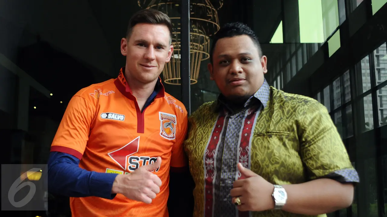 Shane Smeltz Diperkenalkan PBFC-20170411- Helmi Fithriansyah