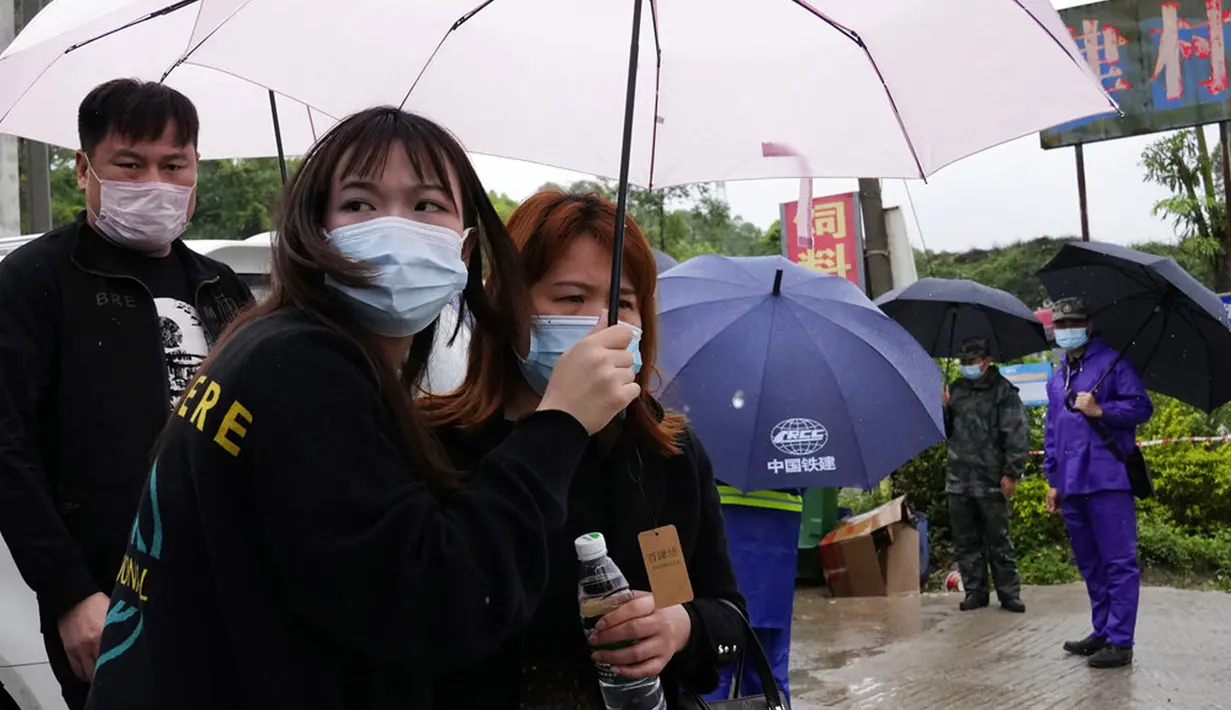 Kerabat penumpang pesawat China Eastern Airlines meninggalkan desa dekat lokasi kecelakaan di Provinsi Guangxi, China, Rabu (23/3/2022). Pencarian petunjuk tentang mengapa pesawat China Eastern Airlines jatuh ditangguhkan karena hujan. (AP Photo/Ng Han Guan)