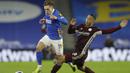 Gelandang Brighton and Hove Albion, Leandro Trossard (kiri) menguasai bola dibayangi gelandang Leicester City, Youri Tielemans dalam laga lanjutan Liga Inggris 2020/21 di American Express Community Stadium, Minggu (7/3/2021). Brighton kalah 1-2 dari Leicester City. (AFP/Matt Dunham/Pool)