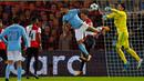 Kiper Feyenoord, Bradley Jones berusaha menghalau tendangan pemain Manchester City, Nicolas Otamendi dalam laga perdana babak penyisihan Grup F Liga Champions di De Kuip, Rabu (13/9). Manchester City menaklukkan Feyenoord 4-0 (AP Photo/Peter Dejong)