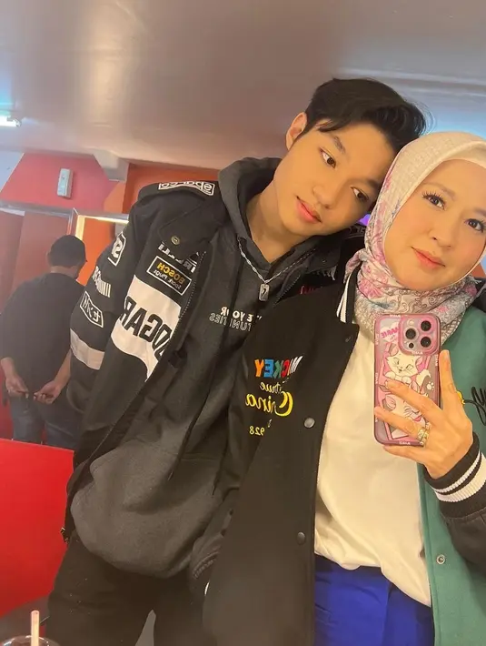 Kiesha justru selalu ada di depan untuk sang bunda. Dia juga selalu menunjukkan rasa cinta dan sayangnya dengan memeluk dan merangkul Okie Agustina