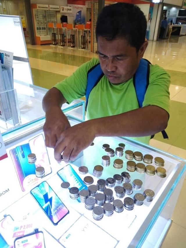 Potret Ayah Belikan Ponsel Anaknya dengan Uang Receh Ini Bikin Haru