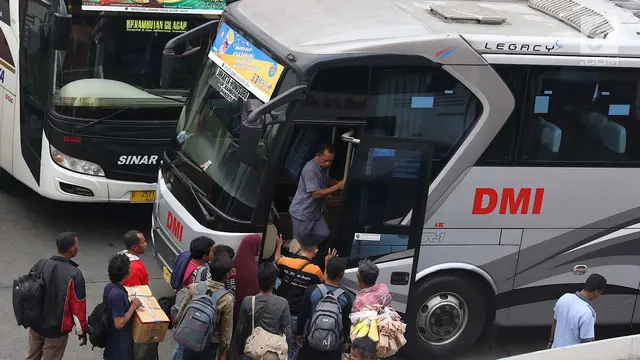 Seminggu Jelang Lebaran, Pemudik Mulai Padati Terminal Kampung Rambutan