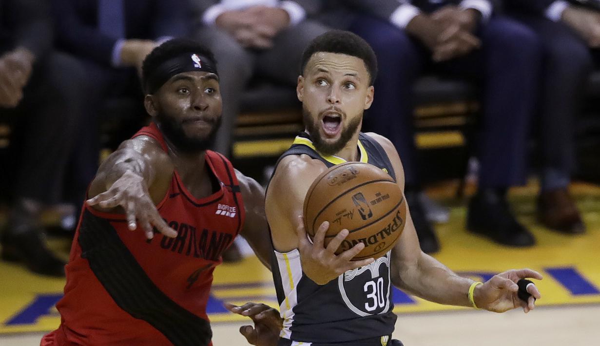 Aksi Stephen Curry saat Warrios lawan Blazers di lanjutan final wilayah NBA (AP)