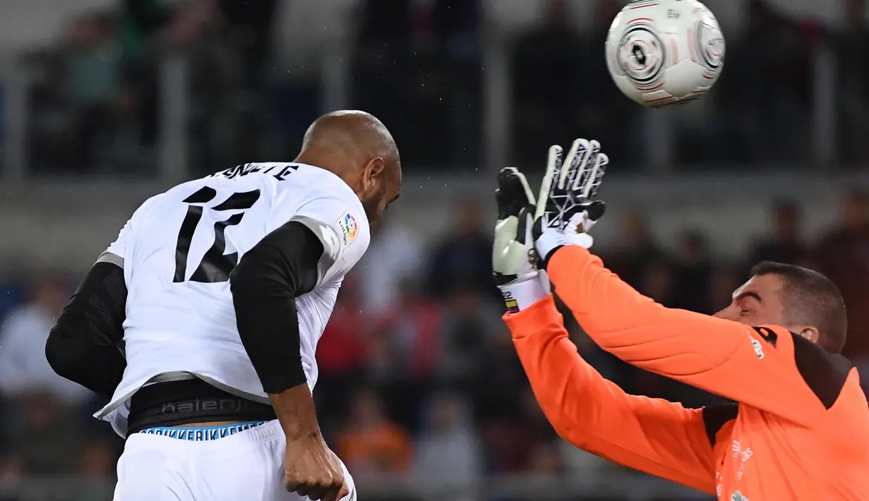 Frederic Kanoute mencetak gol pada laga amal bertajuk 'United for Peace', di Stadion Olimpico, Roma, Kamis (13/10/2016) dini hari WIB. Pertandingan berakhir dengan skor 4-3 untuk kemenangan tim putih. (EPA/Alessandro Di Meo)