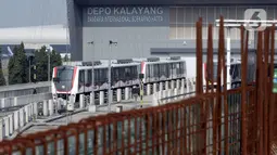 Kereta Melayang (Kalayang) atau Automatic People Mover System parkir di Depo Kalayang Bandara Internasional Soekarno Hatta, Tangerang, Banten, Rabu (19/8/2020). Hingga saat ini, PT Angkasa Pura II masih menghentikan layanan Kalayang untuk mengantisipasi penyebaran COVID-19. (merdeka.com/Dwi Narwoko)