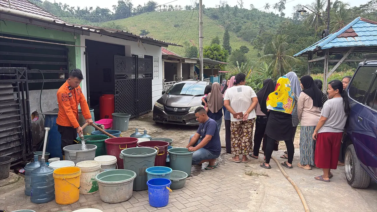 BPBD Kota Bandar Lampung salurkan 20.000 liter air bersih.