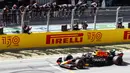 Tim Red Bull Racing berhasil membawa poin maksimal di Formula 1 GP Spanyol usai Max Verstappen dan Sergio Perez finis di urutan pertama dan kedua saat balapan yang berlangsung di Sirkuit Barcelona, Minggu (22/05/2022) malam WIB. (AFP/Joan Monfort)