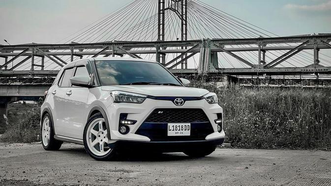 Masih dengan tampilan racing, Toyota Raize warna putih menggunakan velg yang tidak pernah dianggap salah, yaitu Volk Rays TE37.  Konfigurasi warna white-on-white dengan profil ban persegi yang ramping membuat aura SUV ini berubah layaknya mobil balap jalanan.  (Sumber: Instagram/@raize.icebear)