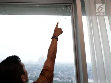 Staf DPR menunjukkan penemuan bekas tembakan peluru di Lantai 10 Gedung Nusantara I, Jakarta, Rabu (17/10). Bekas peluru diduga berasal dari tembakan salah sasaran. (Liputan6.com/JohanTallo)