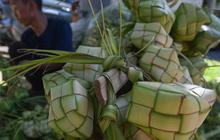 FOTO: Keluh Kesah Pedagang Musiman Kulit Ketupat: Tahun ini Penjualan Menurun hingga 50%