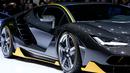 Mobil Lamborghini Centenario tampak samping dipamerkan pada 86 International Motor Show di Jenewa , Swiss , 1 Maret 2016. Dikabarkan bahwa Centenario dibekali mesin V12 6.500 cc dengan top speed sekitar 344 km per jam.( REUTERS / Denis Balibouse)