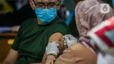 Seorang pria mendapatkan vaksinasi dosis ketiga (booster) di Taman Suropati, Jakarta, Selasa (5/7/2022). Aturan vaksin booster sebagai syarat baru perjalanan bagi masyarakat diperkirakan akan mulai berlaku 2 pekan dari sekarang. (Liputan6.com/Faizal Fanani)