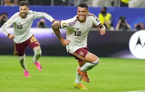 Barcelona Mau Impor Bek Baru dari Inggris?