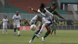Gelandang Persib Bandung Putri, Pani Oktaviani, berebut bola dengan pemain PSS Sleman Putri pada laga Liga 1 Putri di Stadion Pakansari, Bogor, Sabtu (26/10). Persib Bandung Putri menang 3-0 atas PSS Sleman Putri. (Bola.com/Yoppy Renato)