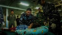Momen Anak 9 Tahun Patah Tulang Dievakuasi dari Lokasi Banjir Bandang Aceh Tamiang ke Kapal RS TNI AL