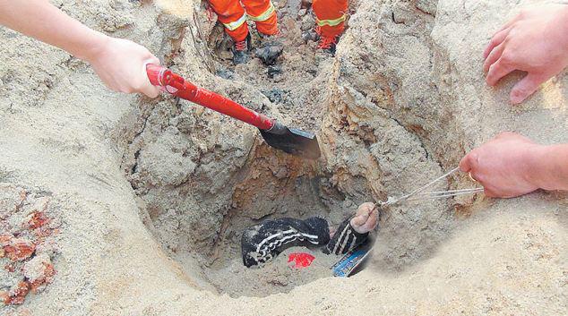 Tim penyelamat berusah payah menolong karena pasir tak mau disingkirkan | Photo copyright Dailymail.co.uk