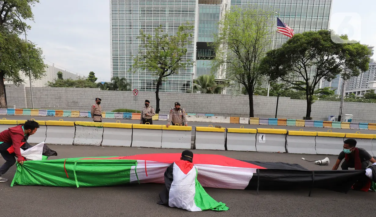 Aliansi Mahasiswa Islam Jakarta Solidaritas Untuk Palestina, melakukan unjuk rasa di depan Kedutaan Amerika, Jakarta, Rabu (12/5/2021). Mereka mendesak AS menghentikan kekerasan Israel terhadap warga Palestina, terkait serangan ke warga sipil di Kompleks Masjid Al Aqsa (Liputan6.com/Herman Zakharia)