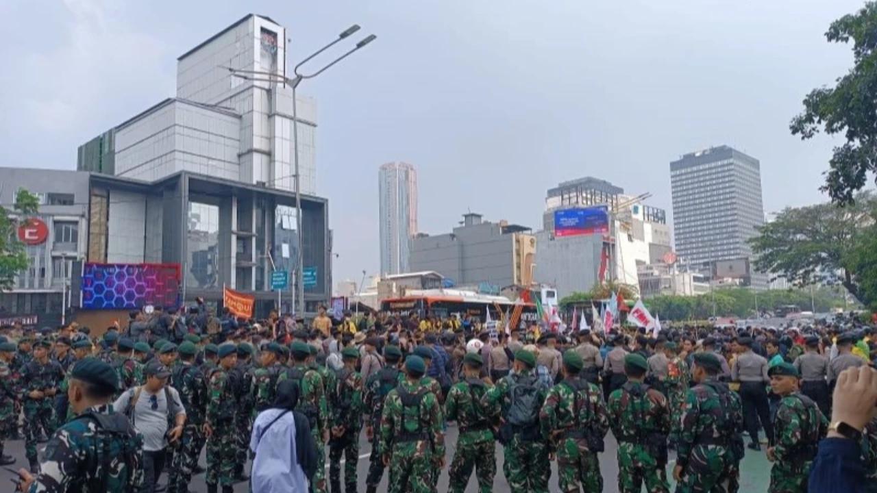 Massa Demonstran Tertahan Belum Bisa Masuk ke Kawasan Bundaran HI