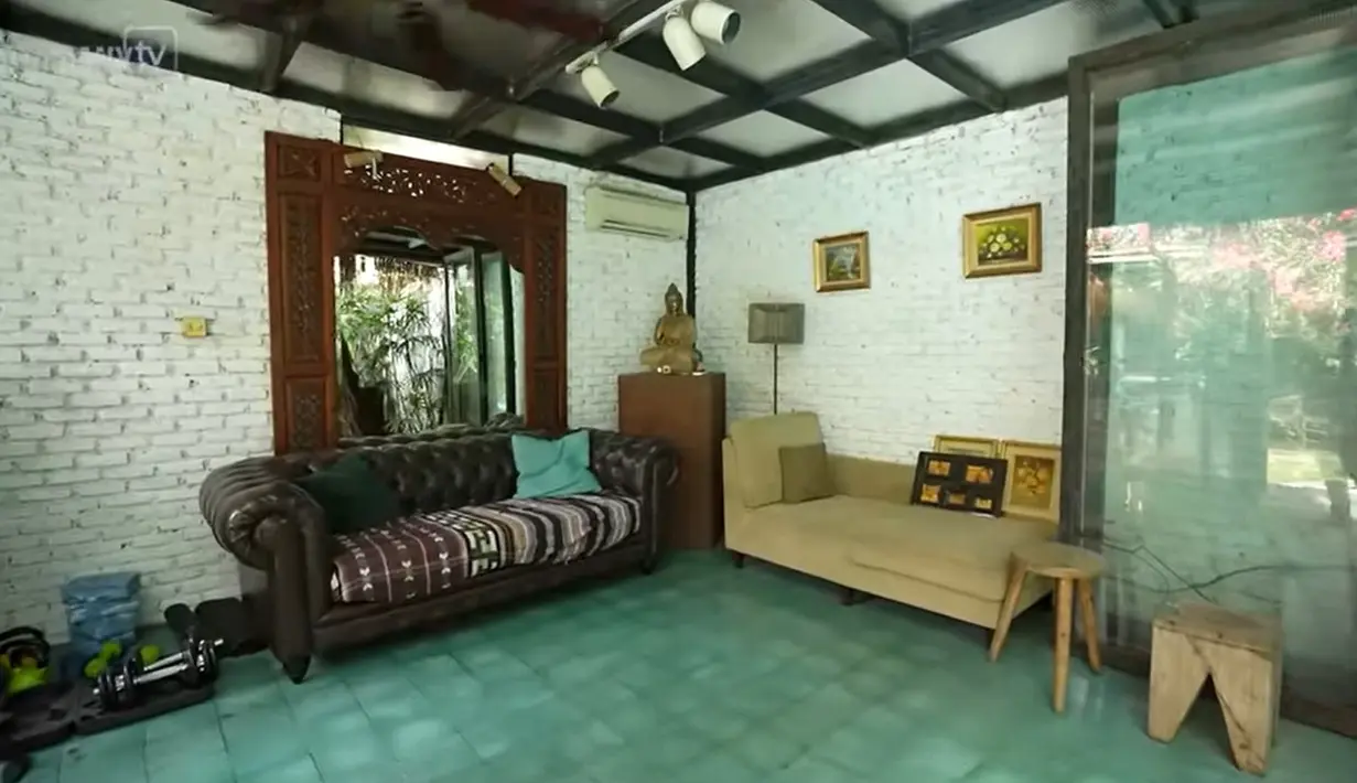Ruang ini dekat kolam renang secara terpisah bangunan utama, merupakan ruang Widi Mulia olahraga. Tampak beberapa sofa empuk yang juga bisa digunakan untuk santai sambil menikmati suasana asri di sekelilingnya. [YouTube/TAULANY TV]